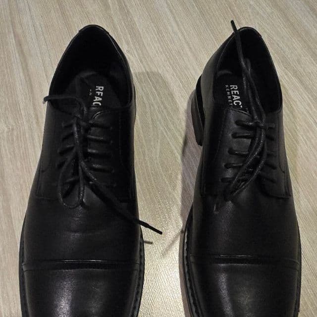 ເກີບຄັດຊູ ຍີ່ຫຍໍ້ KENNETH COLE BEST CAP TOE BLACK ເບີ 42 ມຶສອງ KD-A007