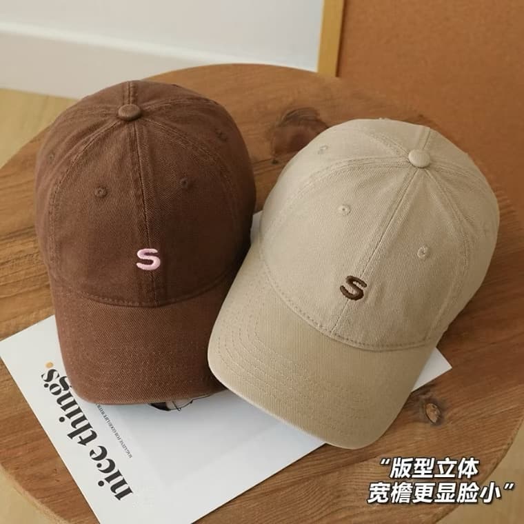 ￼(พร้อมส่ง) หมวกแก็ปปัก อักษร S มินิมอลสุดๆ ทรงสวยมาก ผ้า cotton ใส่สบาย หมวกสไตล์เกาหลี หมวกมินิมอล(sp-A013)